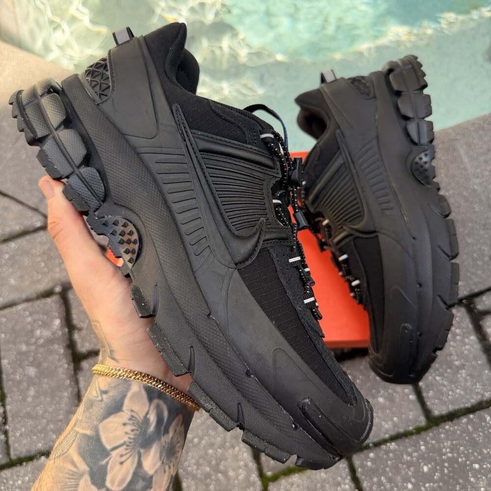 NEW NIKE ZOOM VOMERO ROAM MEN’S  SIZE 10.5 BLACK/BLACK-RACER BLUE FV2295-002